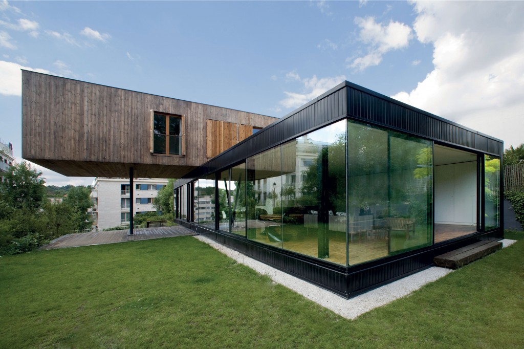 Aluminium-window-systems-aid-sustainability-of-this-Parisian-home